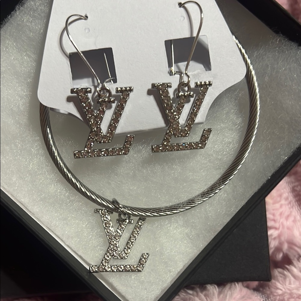 Fashion jewelry set includes bracelet and earrings.